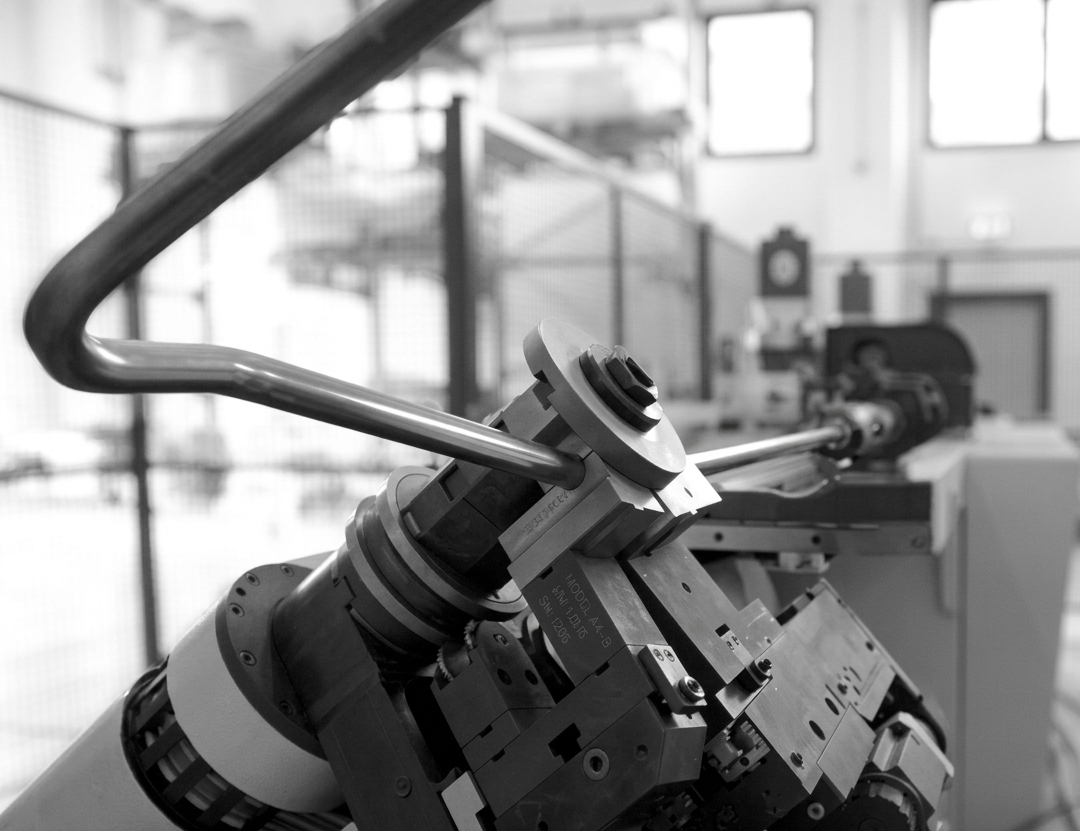CNC-buigmachine vormt een stalen framebuis