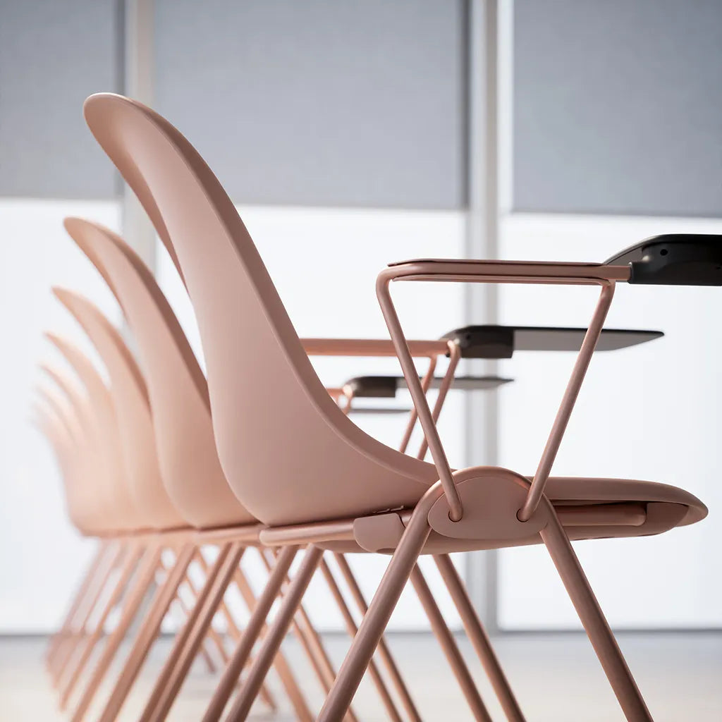 Gestapelde NxtChair-stoelen, detail van shell en frame